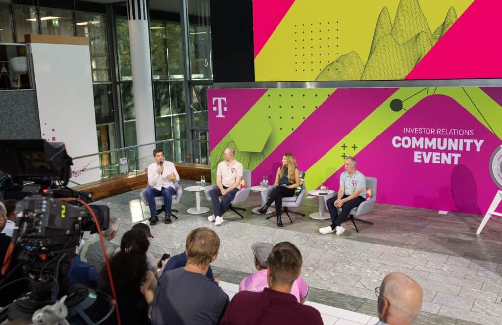 Lisa Osada und Jonathan Neuscheler im Gespräch mit dem Management beim Event mit der Deutschen Telekom 2025