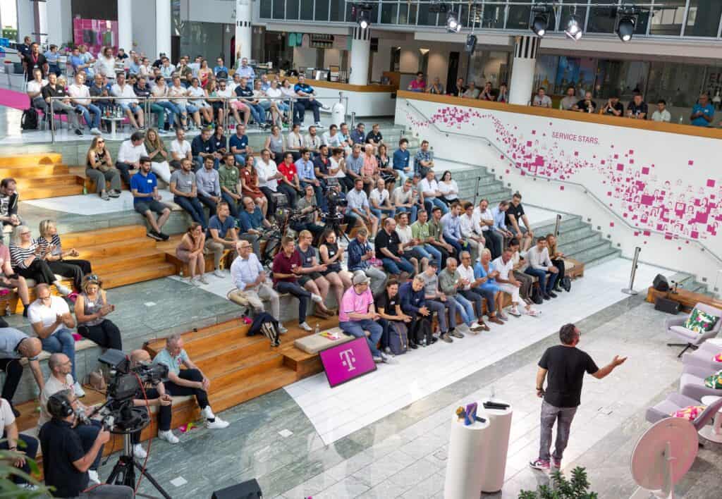 Volle Tribüne bei der Präsentation beim Event mit der Deutschen Telekom 2025